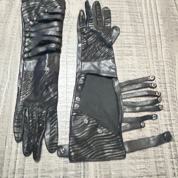Fioretto Long Black Leather Gloves with Snap Closures - Picture 3 of 7
